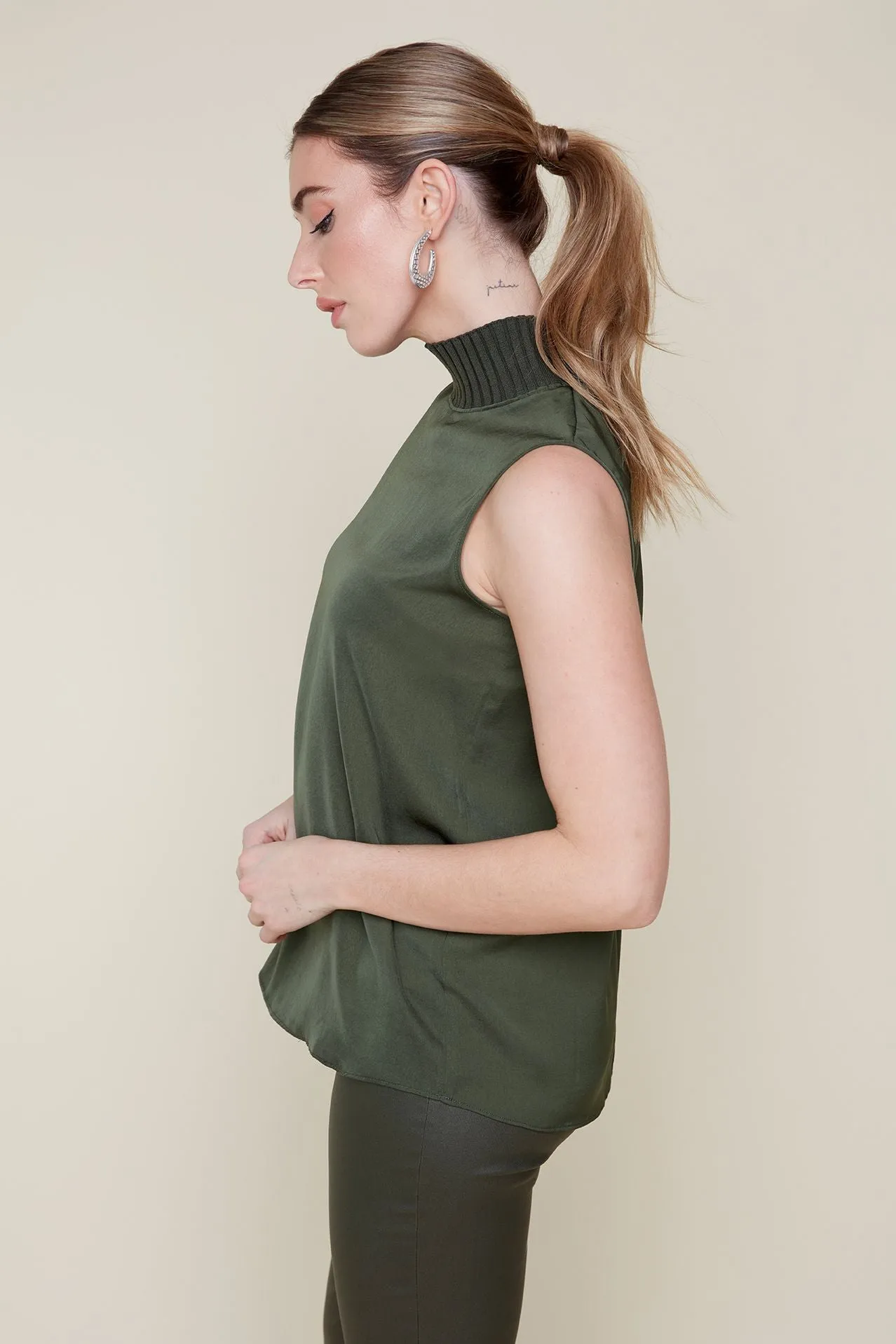 Renuar Sleeveless Chive Blouse